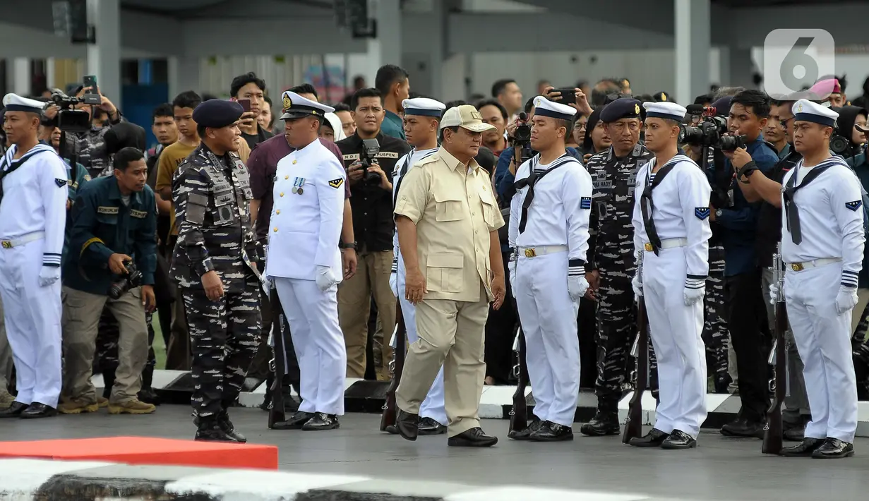 Menteri Pertahanan Prabowo Subianto menyampaikan terima kasih kepada semua pihak yang telah membantu mengumpulkan berbagai bantuan untuk dikirim ke Gaza melalui dermaga Al Arish di Mesir. (merdeka.com/Imam Buhori)