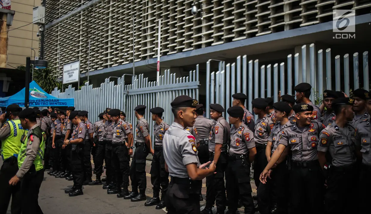 Personil kepolisian bersiaga di depan kantor Badan Pengawas Pemilu (Bawaslu) RI, Jakarta, Selasa (21/5/2019). Pengamanan tersebut dilakukan untuk aksi 22 Mei atau setelah penetapan hasil rekapitulasi suara Pemilu 2019 oleh KPU. (Liputan6.com/Faizal Fanani)