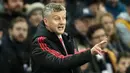 Pelatih Manchester United, Ole Gunnar Solskjaer menginstruksikan pemainnya saat berhadapan dengan Tottenham Hotspur selama pertandingan lanjutan Liga Inggris di stadion Wambley, London (13/1). MU 1-0 atas Tottenham. (AP Photo/Matt Dunham)