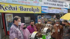 Menko Bidang Ekonomi Airlangga Hartarto, Direktur Operasional Askrindo Erwan Djoko Hermawan dan Deputi Kemenko Bidang Koordinasi Makroekonomi dan Keuangan Iskandar Simorangkir saat meninjau lokasi usaha milik alumni program Kartu Prakerja di Kota Bogor, Kamis (03/06/2021). (Liputan6.com/HO/Askrindo)