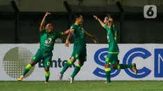 Para pemain Persebaya Surabaya merayakan gol yang dicetak oleh Samsul Arif (tengah) ke gawang Persik Kediri pada laga Piala Menpora 2021 di Stadion Si Jalak Harupat, Bandung, Selasa (23/3/2021). Samsul Arif mencetak dua gol dan mengantar Persebaya menang dengan skor 2-1. (Bola.com/M Iqbal Ichsan)