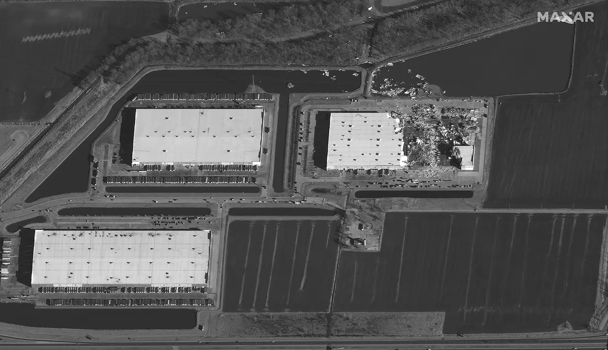 Foto satelit menunjukkan gudang dan bangunan Amazon rusak parah setelah badai hebat bergerak melalui daerah itu pada malam sebelumnya di Edwardsville, Illinois, Amerika Serikat, 11 Desember 2021. (Satellite image ©2021 Maxar Technologies via AP)