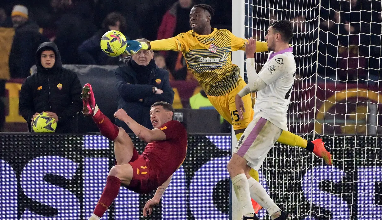 Pemain AS Roma Andrea Belotti (kiri) berebut bola dengan kiper Cremonese Mouhamadou Sarr pada pertandingan sepak bola Coppa Italia di Olympic Stadium, Roma, Italia, 1 Februari 2023. AS Roma kalah 1-2 dari Cremonese dan harus tersingkir dari Coppa Italia. (Alfredo Falcone/LaPresse via AP)