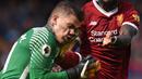 Kaki dari penyerang Liverpool, Sadio Mane, mendarat di wajah kiper Manchester City, Ederson Moraes, pada laga Premier League di Stadion Ettihad, Manchester, Sabtu (9/9/2017). Akibat insiden ini Ederson mengalami luka parah. (AFP/Oli Scarff) 