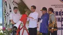 Presiden RI, Joko Widodo (Jokowi) memukul alat musik khas papua saat peresmian Pelabuhan Wasior di Teluk Wondama, Papua Barat. (Biro Pers Presiden/Kris)