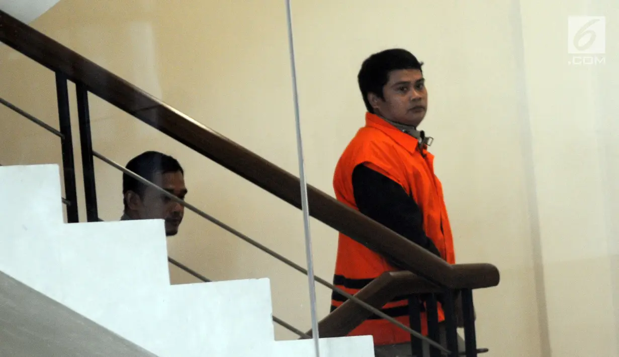Tangan kanan mantan Bupati Labuhanbatu Pangonal Harahap, Umar Ritonga (kanan) tiba di Gedung KPK, Jakarta, Senin (29/7/2019). Umar Ritonga diperiksa sebagai tersangka terkait membawa lari uang Rp 500 juta dugaan suap proyek di lingkungan Pemda Labuhanbatu. (merdeka.com/Dwi Narwoko)