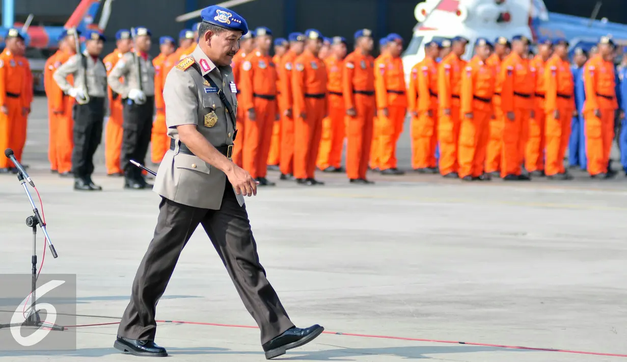 Kapolri Jenderal Polisi Badrodin berjalan untuk memimpin upacara HUT ke-65 Polisi Air dan Udara (Polairud) di Markas Korps Direktorat Polisi Udara Baharkam Polri, Pondok Cabe, Pamulang, Tangerang Selatan, Senin (1/12). (Liputan6.com/Yoppy Renato)