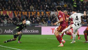 Federico Gatti dari Juventus mencetak gol selama pertandingan Serie A antara AS Roma dan Juventus FC, di Roma, Italia, Senin (2-3-2026) dini hari WIB. (Fabrizio Corradetti/LaPresse via AP)