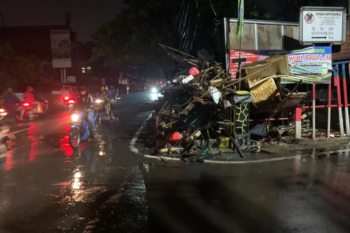 Banjir yang menggenangi jembatan penghubung di jalan raya Pondok Gede, Lubang Buaya, Jakarta Timur (Jaktim) telah surut dan dapat dilalui kendaraan pada Sabtu (20/2/2021) malam.