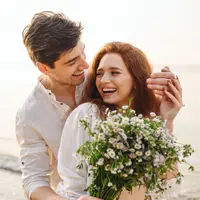 ilustrasi couple bahagia/ViDI Studio/Shutterstock