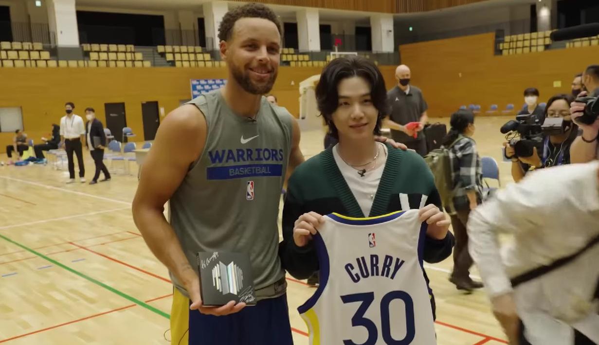 Stephen Curry dan Suga BTS. (Foto: Tangkapan Layar YouTube/ Golden State Warriors)