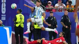 Pemain Argentina Nahuel Molina berebut bola dengan pemain Swiss Ricardo Rodriguez selama pertandingan perempat final Piala Dunia antara Argentina dan Swiss di Kansas City, Mo., Sabtu, 11 Juli 2026. (AP Photo/Ed Zurga)