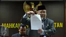 Ketua MKD, Surahman Hidayat menunjukan surat pengunduran diri Setya Novanto sebagai Ketua DPR, Jakarta, Rabu (16/12/2015). Dengan adanya surat tersebut maka masa sidang Pelanggaran Etik Setya Novanto dinyatakan selesai. (Liputan6.com/Johan Tallo)