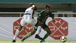 Gelandang PSMS Medan, Frets Butuan, berusaha menggiring bola saat melawan PS Tira pada laga Liga 1 di Stadion Pakansari, Jawa Barat, Rabu (5/12). PSMS kalah 2-4 dari PS Tira. (Bola.com/Yoppy Renato)