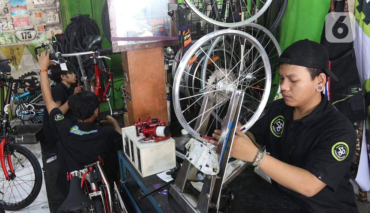 Mekanik memperbaiki dan merestorasi sepeda di Workshop Sampurna Bike Kalibata, Jakarta, Kamis (9/7/2020). Bengkel tersebut dapat menerima 20 sepeda per hari untuk diperbaiki hingga terjadi antrean bagi pelanggan. (Liputan6.com/Herman Zakharia)