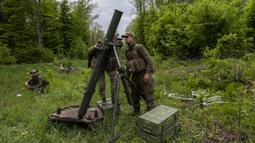 Prajurit Ukraina bersiap untuk menembakkan mortir ke posisi Rusia di wilayah Kharkiv, Ukraina, 17 Mei 2022. (AP Photo/Bernat Armangue)