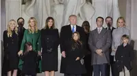 Foto keluarga besar Donald Trump. Vanessa Trump paling ujung kanan. Foto diambil Lincoln Memorial di Washington, DC, pada 19  Januari, 2017 ( MANDEL NGAN / AFP)