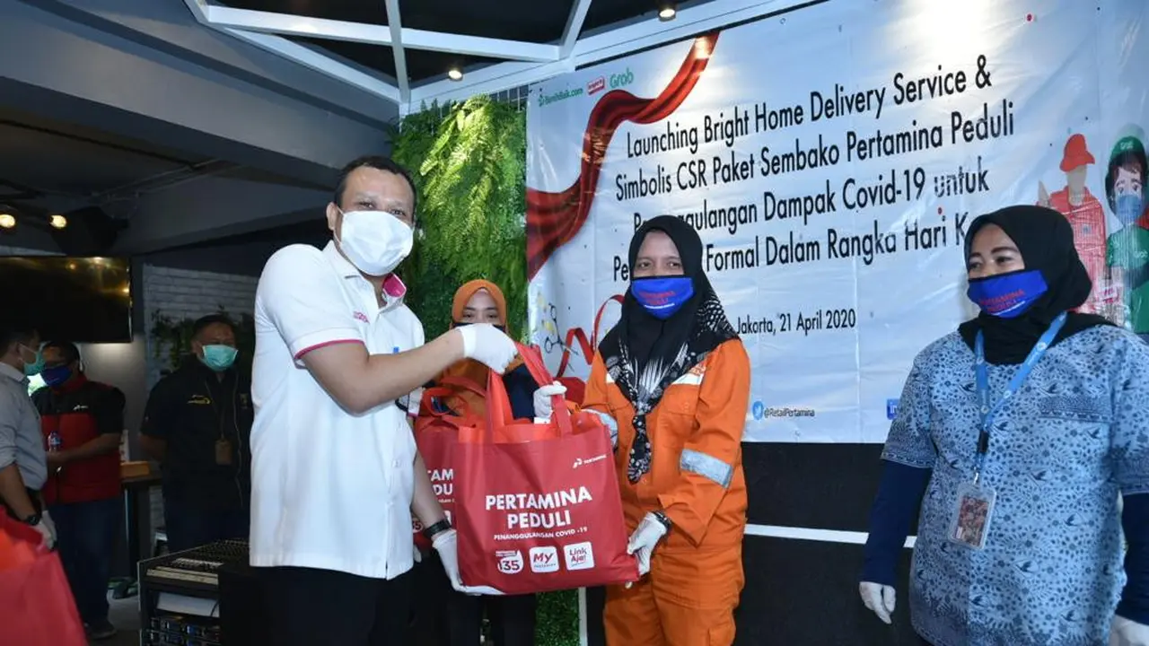 Pertamina Salurkan 6.643 Paket Bantuan bagi Pekerja Informal Perempuan di Hari Kartini