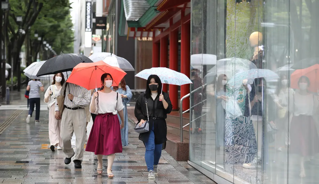 Orang-orang yang mengenakan masker melewati sebuah jalan di Shibuya-ku, Tokyo, Jepang (30/6/2020). Pemerintah kota metropolitan Tokyo mengonfirmasi 54 kasus infeksi baru COVID-19, menandai hari kelima berturut-turut penambahan kasus harian baru di ibu kota tersebut. (Xinhua/Du Xiaoyi)