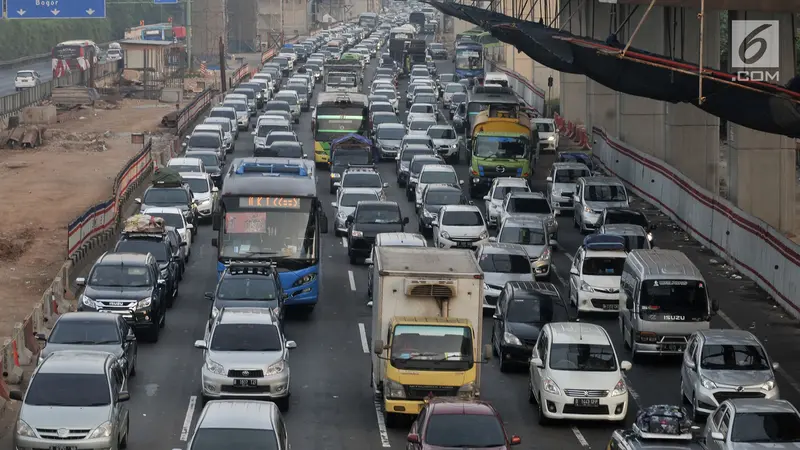 Tol Cikampek Macet Parah di Puncak Arus Mudik