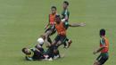 Pemain Timnas Indonesia U-22, Marinus Wanewar, berusaha membobol gawang Satria Tama saat internal games di Stadion Madya, Jakarta, Sabtu (19/1). Latihan ini merupakan persiapan jelang Piala AFF U-22. (Bola.com/Yoppy Renato)