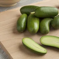 Kalau kamu mengira buah ini adalah mentimun, maka kamu salah. Jadi, buah apakah ini? (Foto: freshfruitportal.com)