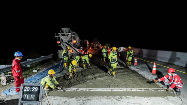 Proses pengerjaan Beton Rapid Setting SpeedCrete di Tol Bakauheni-Terbanggi, Lampung, Sumatera Selatan. (Foto: PT Solusi Bangun Indonesia Tbk (SMCB)