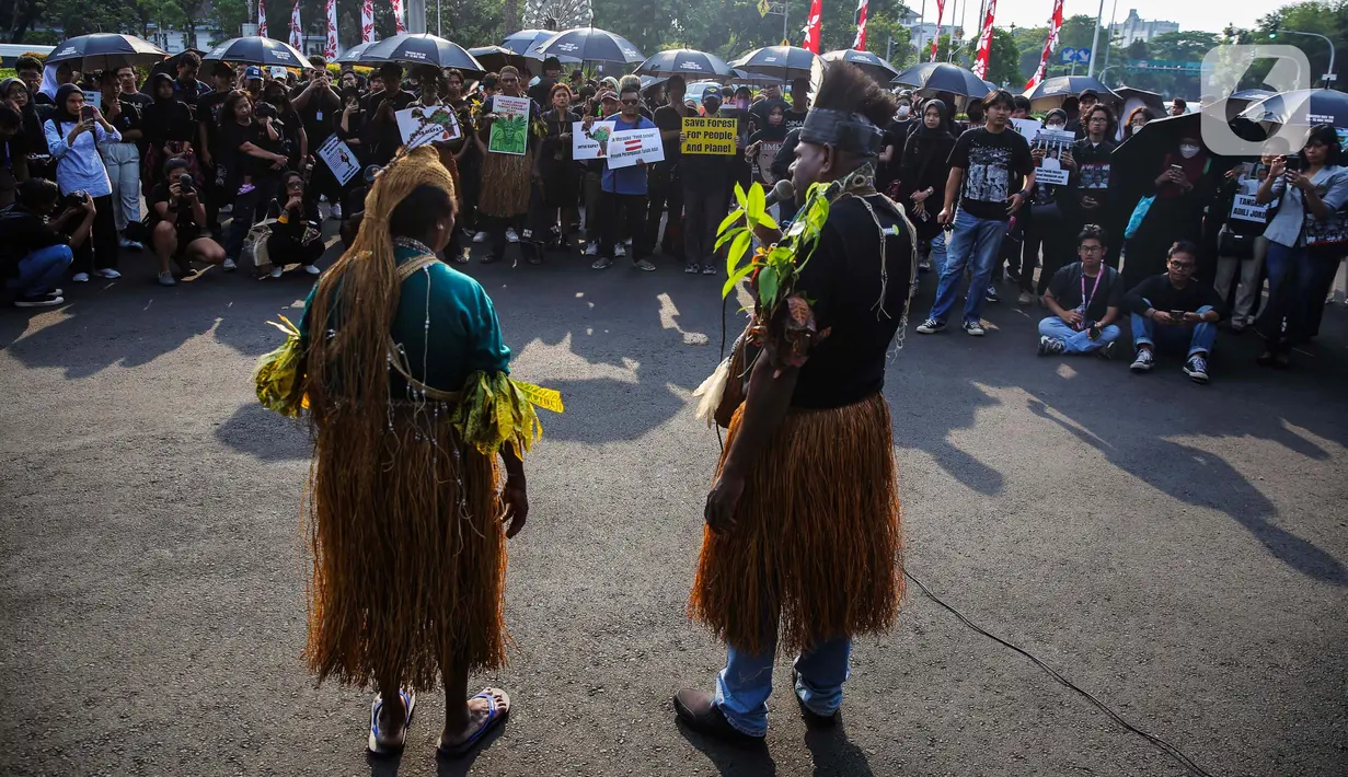Aksi Kamisan dilakukan untuk menuntut penyelesaian peristiwa pelanggaran HAM di masa lalu yang tidak kunjung tuntas kepada pemerintah Indonesia. (Liputan6.com/Angga Yuniar)