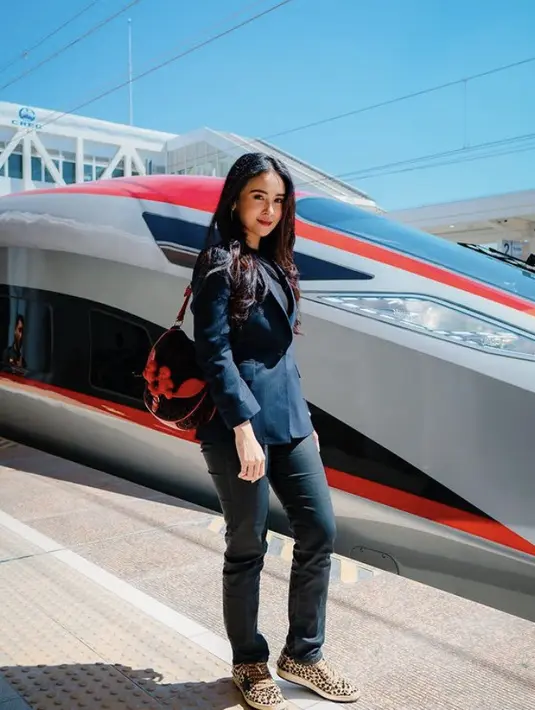 Ayushita ikut dalam rombongan para artis yang ikut menjajal kereta cepat. Ia tampil serba hitam dengan blazer dan celana kulitnya, dipadukan sepatu motif leopard. [@ayushita]