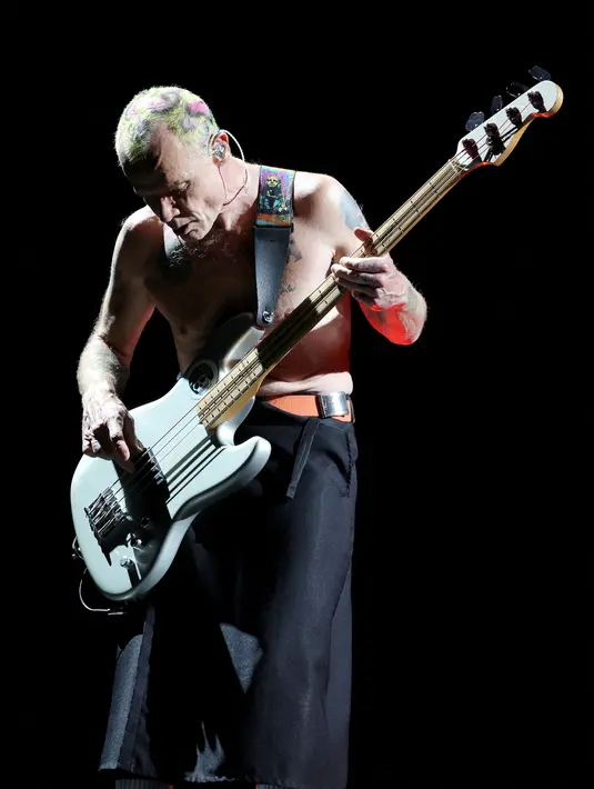 Aksi basis Red Hot Chili Peppers, Flea saat tampil di atas panggung di Allegiant Stadium di Las Vegas, Nevada (6/8/2022). Red Hot Chilis Peppers kembali ke Vegas untuk pertama kalinya dalam hampir satu dekade. (Ethan Miller/Getty Images/AFP)