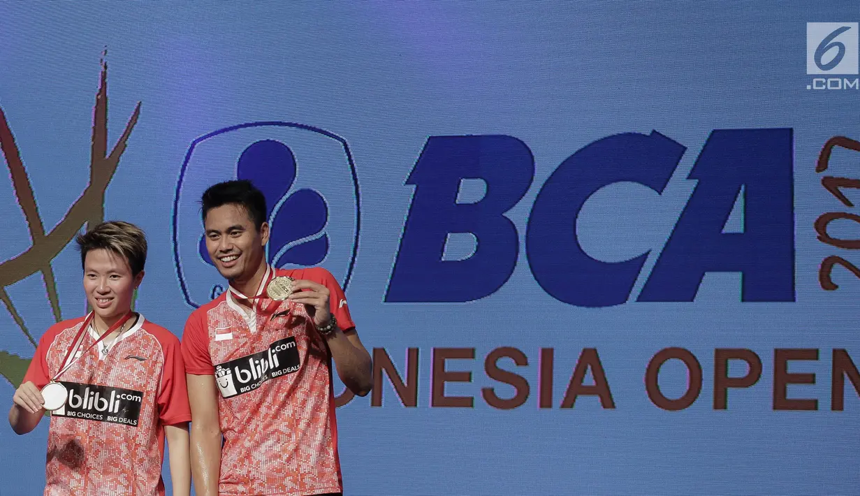 Ganda Campuran Indonesia, Tontowi Ahmad/Liliyana Natsir memegang medali juara usai mengalahkan Ganda Campuran asal China Zheng Siwei/Chen Qingchen 22-20 21-15 dalam final BCA Indonesia Open 2017 di Jakarta, Minggu (18/6). (Liputan6.com/Faizal Fanani)