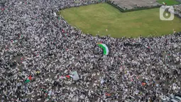 Ribuan massa menggelar salat subuh dan aksi solidaritas mendoakan Palestina yang masih digempur Israel. (Liputan6.com/Angga Yuniar)