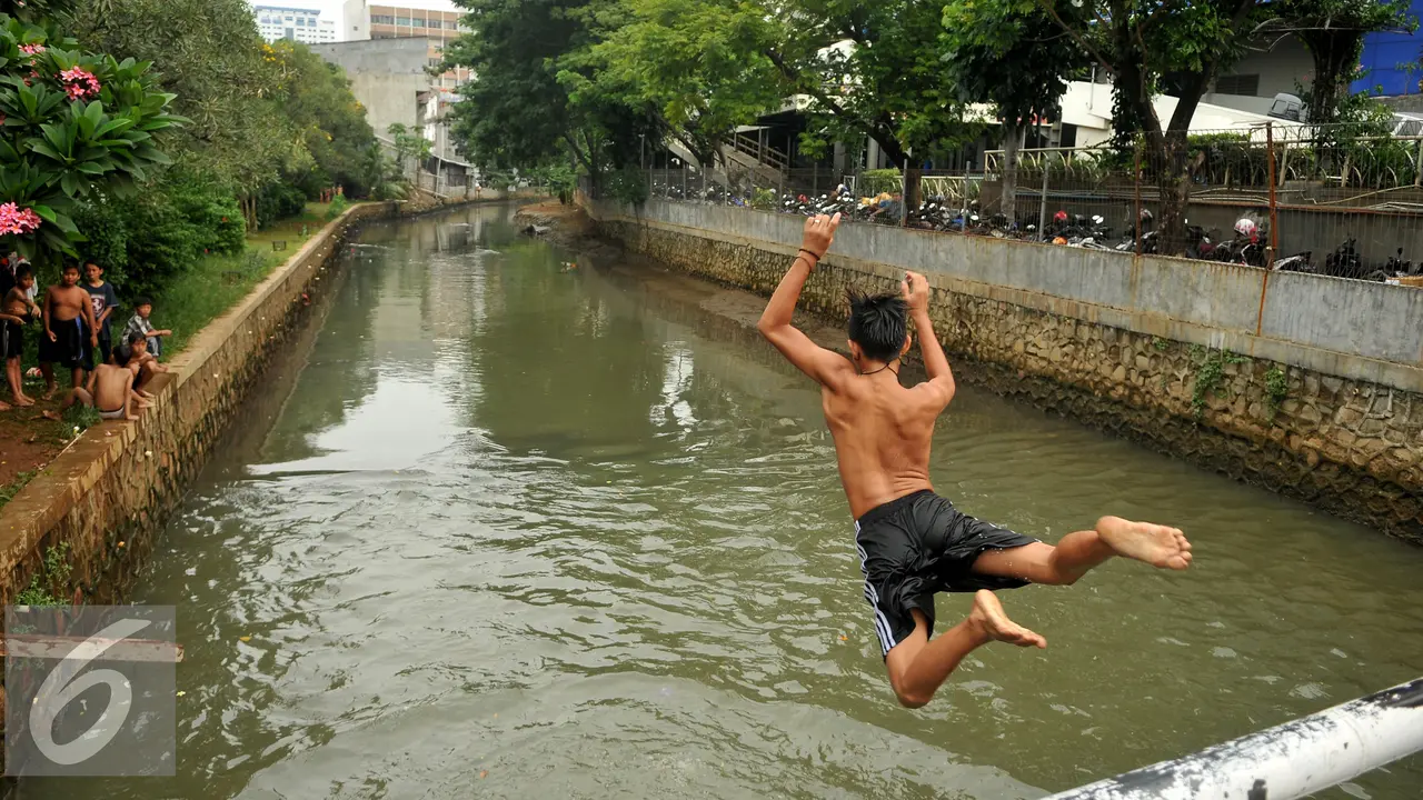 20160517- Anak Sungai Ciliwung Mulai Bersih-Jakarta-Gempur M Surya