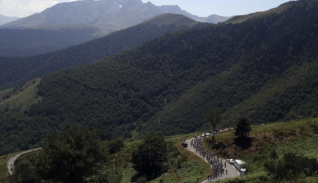 Deretan pebalap sedang berlomba di area pegunungan Pyrenees di Etappe 11 Tour de France yang berjarak 188 km (116.8 miles) di Pau menuju Cauterets di Prancis.  (15/7/2015). (REUTERS/Stefano Rellandini)