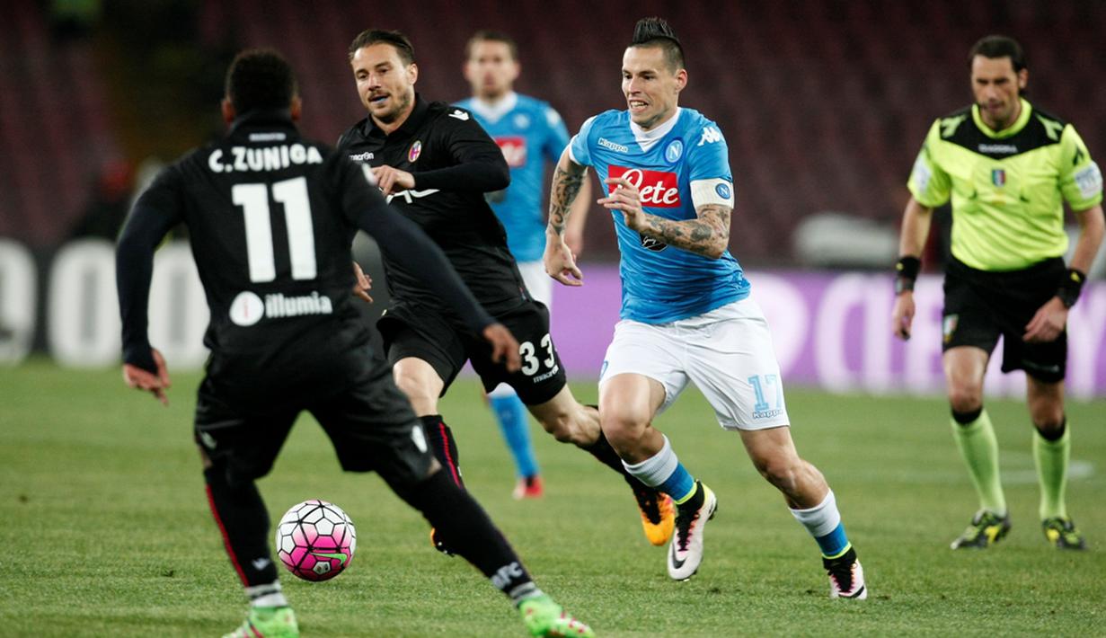 Pemain Napoli, Marek Hamsik, berusaha melewati hadangan pemain Bologna dalam laga Serie A Italia di Stadion San Paolo, Naples, Rabu (20/4/2016) dini hari WIB. (AFP/Carlo Hermann)