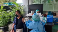 BPJAMSOSTEK Tangerang Gelar Vaksinasi Booster untuk Ratusan Karyawannya. (Liputan6.com/Pramita Tristiawati)