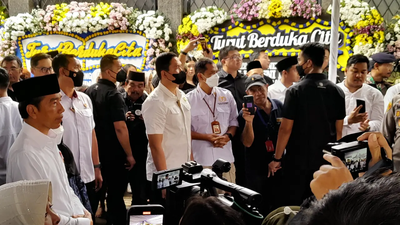 Presiden Joko Widodo dan Ibu Negara Iriana Jokowi turut melayat ke rumah Kepala Staf Kepresidenan RI Moeldoko. Istri Moeldoko, Koesni Harningsih meninggal dunia pada Minggu (12/3/2023).