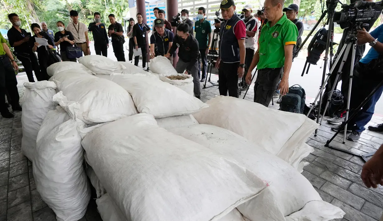 Sisik trenggiling tersebut ditemukan di provinsi timur laut Kalasin pada Rabu malam. Menurut polisi Thailand, sisik trenggiling tersebut diduga akan diangkut keluar melalui Provinsi Mukdahan yang berbatasan dengan Laos. (AP Photo/Sakchai Lalit)