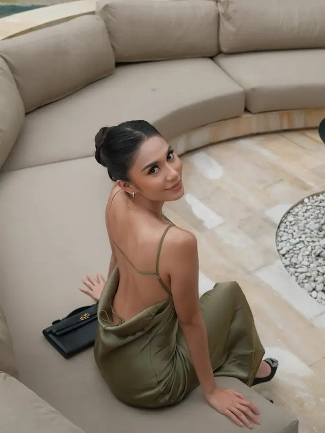 Sleeveless Dress Berbagai Warna Azizah Salsha saat Kondangan. [@azizahsalsha_]