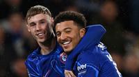 Cole Palmer dan Jadon Sancho berselebrasi dalam kemenangan Chelsea atas Southampton di St Mary's Stadium, Kamis (5/12/2024). (AFP/Glyn Kirk)