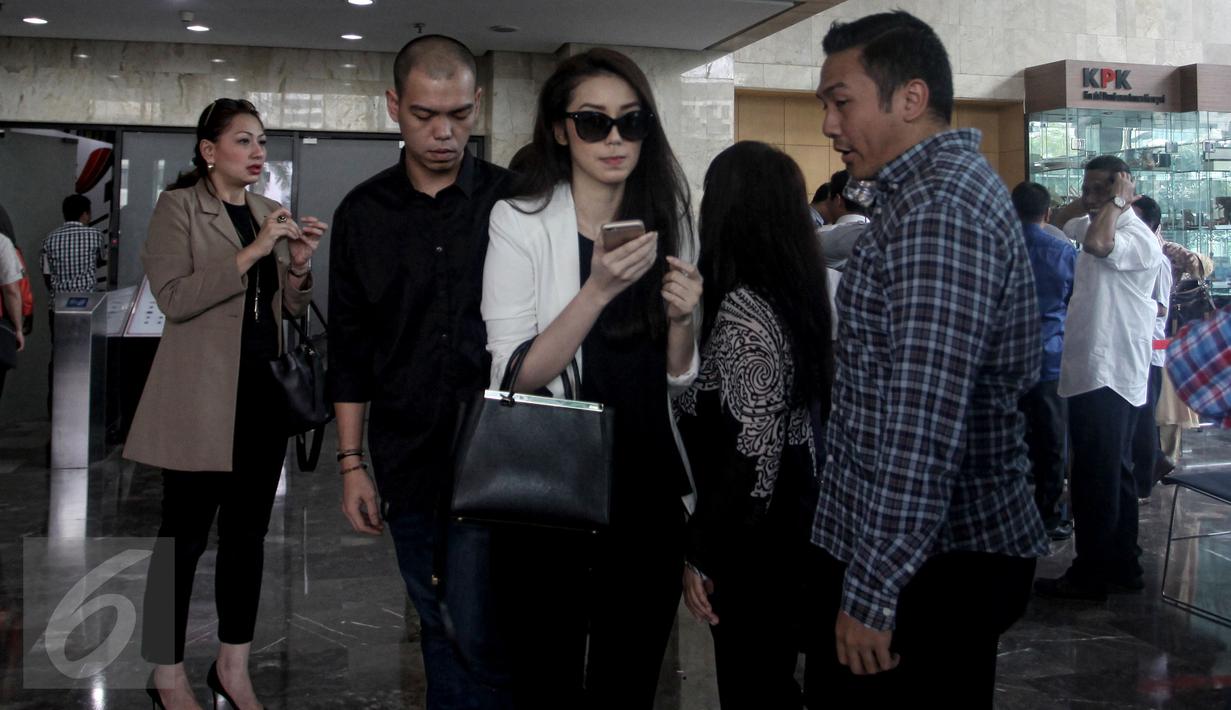 Artis Velove Vexia sekaligus putri pengacara OC Kaligis didampingi kerabat usai mendatangi KPK, Jakarta, Kamis (23/7/2015). Velove akhirnya dapat bertemu ayahnya yang menjadi tersangka kasus dugaan suap tiga Hakim PTUN Medan. (Liputan6.com/Yoppy Renato)