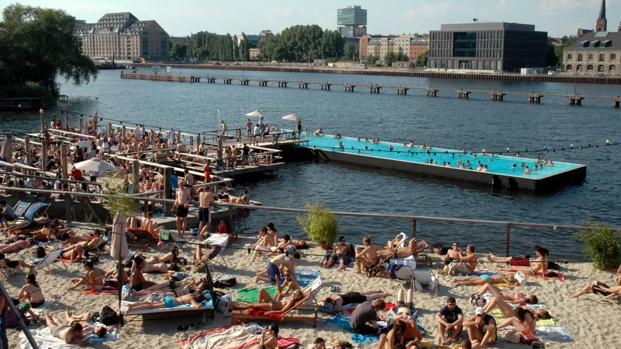 Sensasi Berenang di Kolam Renang Mengapung di Berlin