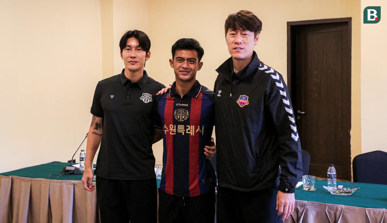 <p>Pratama Arhan (tengah) berfoto bersama dengan pelatih kepala Suwon FC, Kim Eun-joong (kanan) dan kapten Suwon FC, Lee yong berfoto bersama saat perkenalan pemain baru Suwon FC yang berlangsung di Hotel Sultan, Jakarta, Kamis (15/02/2024) WIB. (Bola.com/Bagaskara Lazuardi)</p>