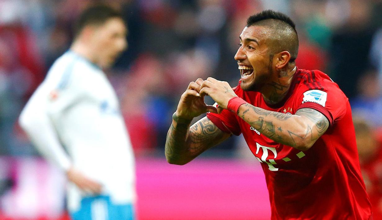 Ekspresi pemain Bayern Munchen, Arturo Vidal, setelah mencetak gol ke gawang Schalke dalam laga Bundesliga Jerman di Stadion Allianz Arena, Munchen, Jerman, (16/4/2016). (Reuters/Michael Dalder)