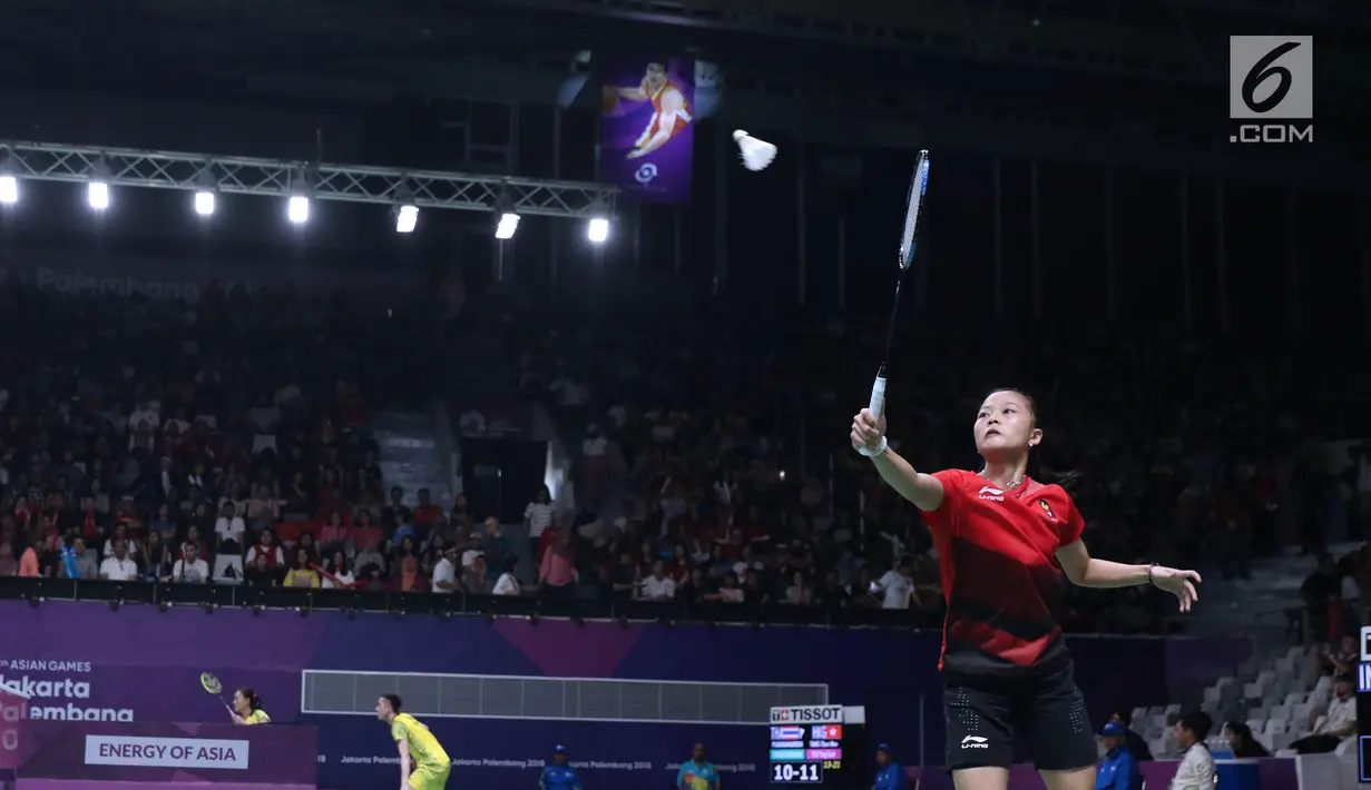 Tunggal putri Indonesia, Fitriani mengembalikan kok ke arah pemain India, Saina Nehwal di babak 16 besar Bulutangkis Tunggal Putri Asian Games 2018 di Istora Kompleks GBK, Sabtu (25/8). Fitriani menyerah 6-21, 14-21. (Liputan6.com/Helmi Fithriansyah)