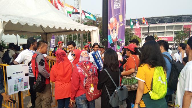 Penonton yang sudah memiliki tiket mulai mengantri di depan pintu Stadion Madya, Jakarta. (Liputan6.com/Cakrayuri Nuralam)