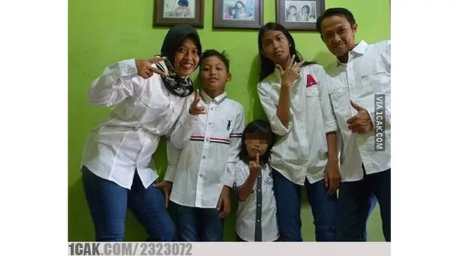6 Kelakuan Bocah Saat Foto Bersama Ini Nyeleneh Banget Bikin Tepuk Jidat