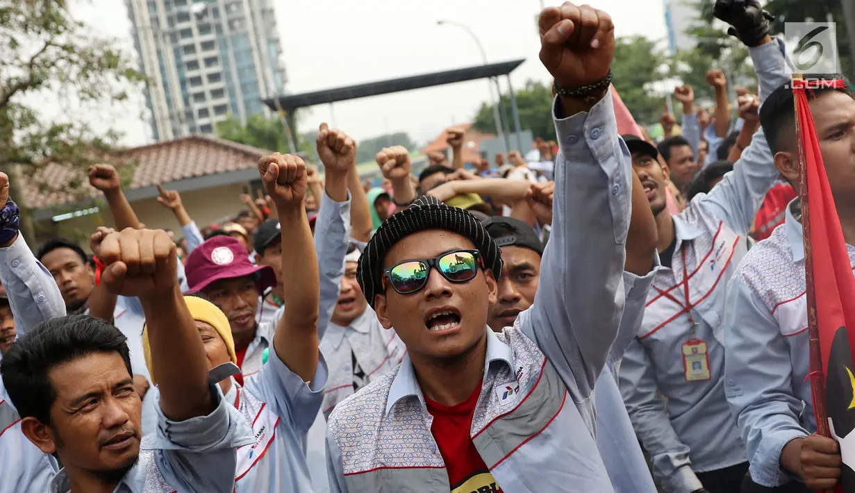 Massa awak mobil tangki (AMT) berorasi saat melakukan unjuk rasa di depan gedung Kementerian Ketenagakerjaan, Jakarta, Kamis (6/7). (Liputan6.com/Immanuel Antonius)