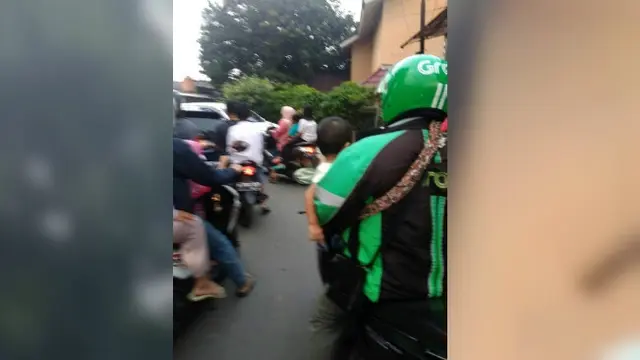 Menjadi mitra ojek online berarti harus menghabiskan banyak waktu di jalanan, sehingga banyak di antaranya yang harus rela meninggalkan keluarga di rumah.