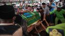 Suasana pemakaman almarhum Abraham Lunggana atau Haji Lulung di TPU Karet Bivak, Jakarta, Selasa (14/12/2021). Ketua Dewan Perwakilan Wilayah PPP DKI Jakarta Abraham Lunggana alias Haji Lulung meninggal dunia, Selasa (14/12). (Liputan6.com/Faizal Fanani)